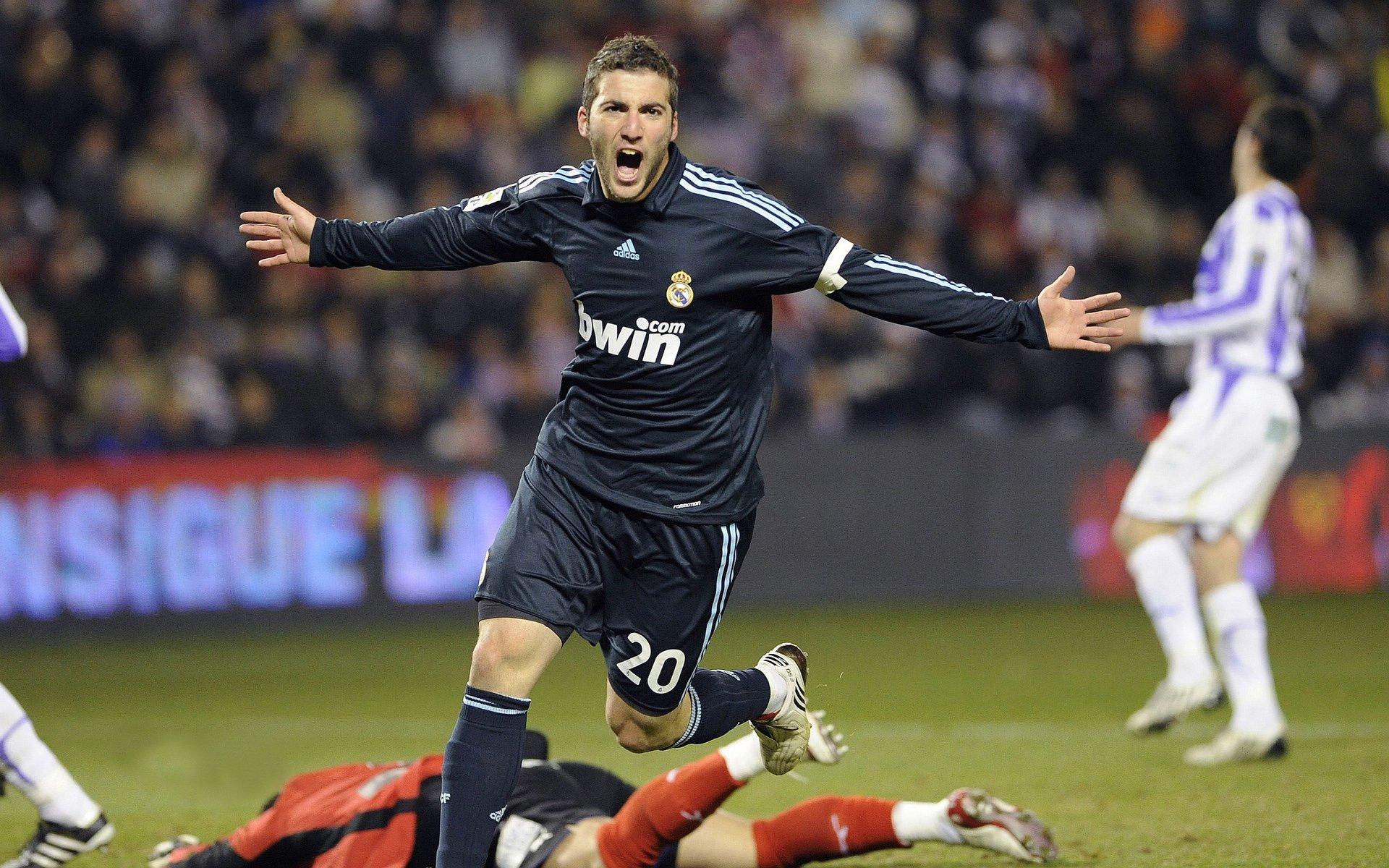 梅西神兵天降！暴力砸地头球破门 生涯第896球铸就永恒传奇